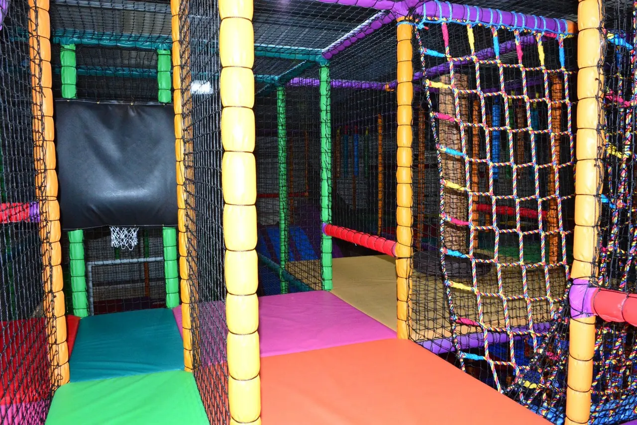 Indoor soft-play frame gallery shot at Squiggles Playden