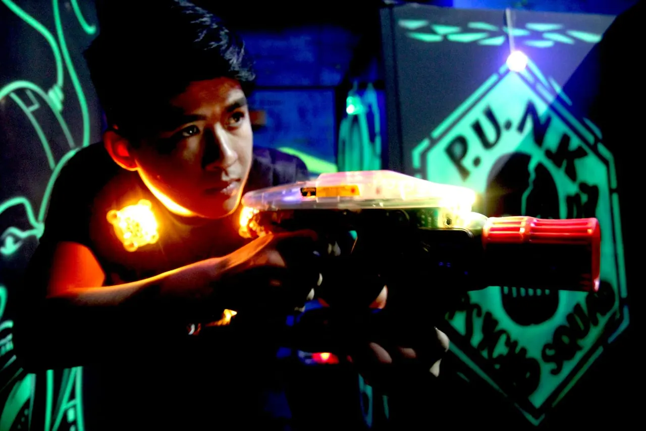 Laser player with pack sensors in the Megazone Derby arena