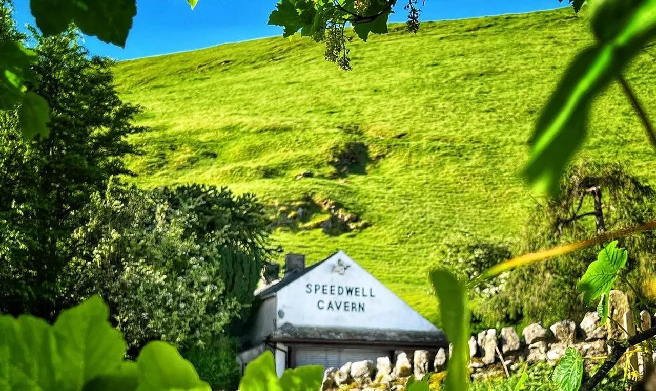 Speedwell boat tour scene