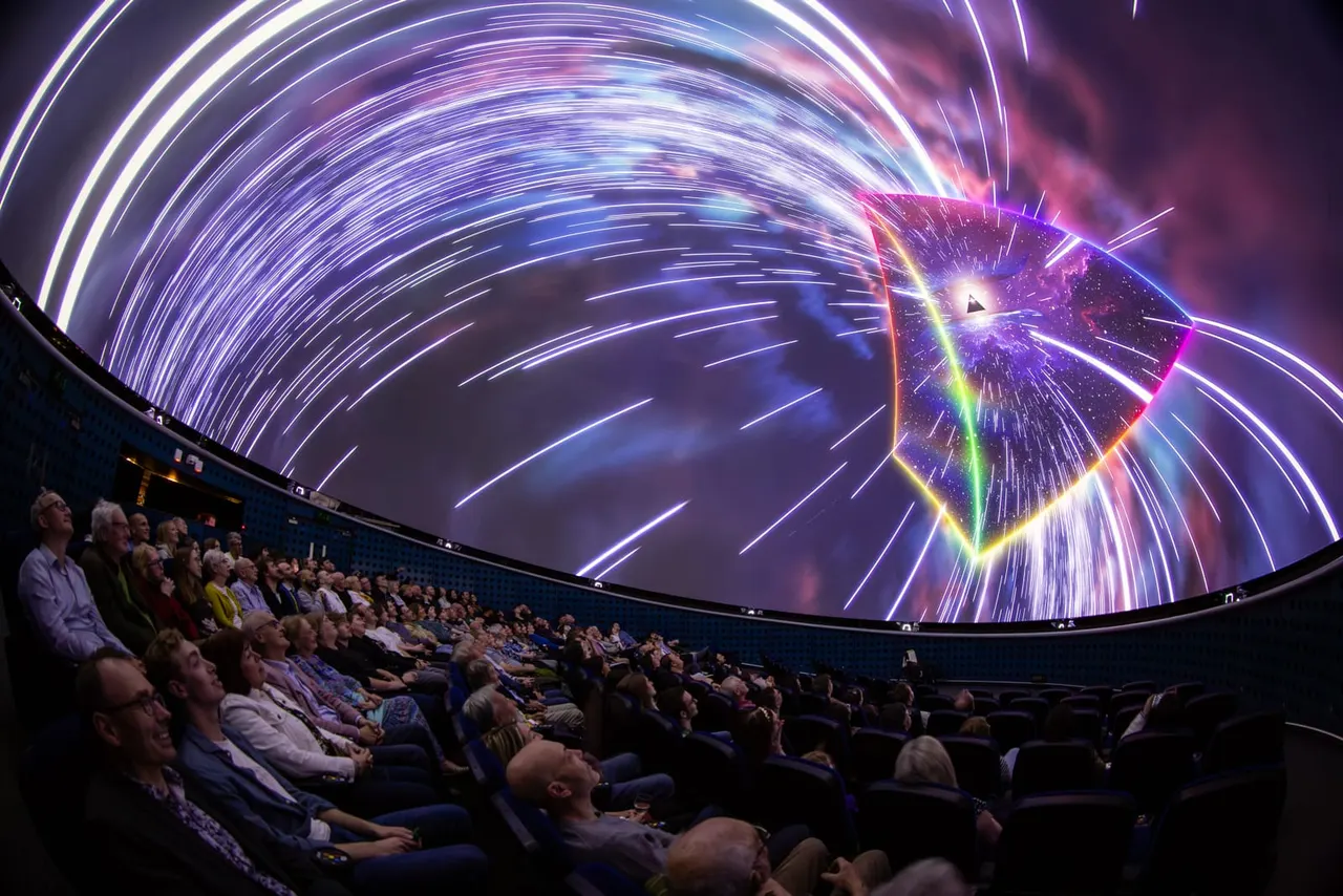 Planetarium seating and dome