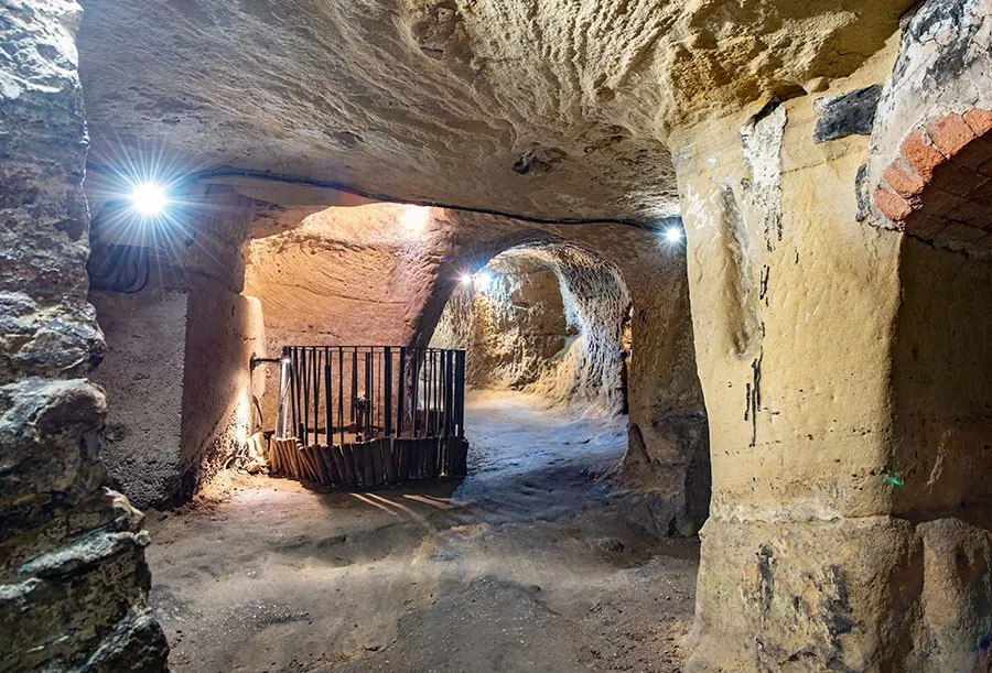 Colour cave tunnel with cage feature